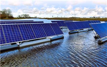 Tấm pin mặt trời tạo ra điện ngay cả khi trời mưa!